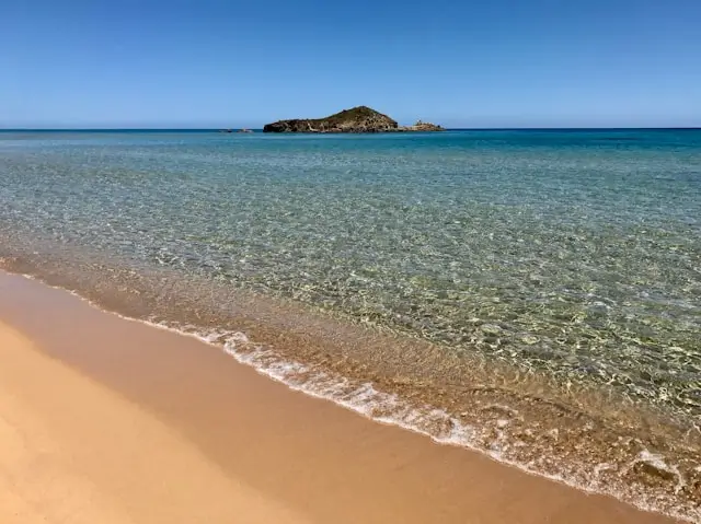 Plage de sable sur la côte sud de la Sardaigne